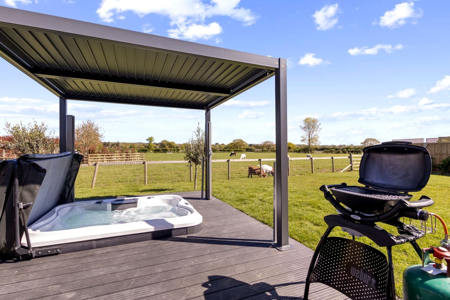 Amazing Family-Friendly Pod with Jacuzzi and BBQ in UK