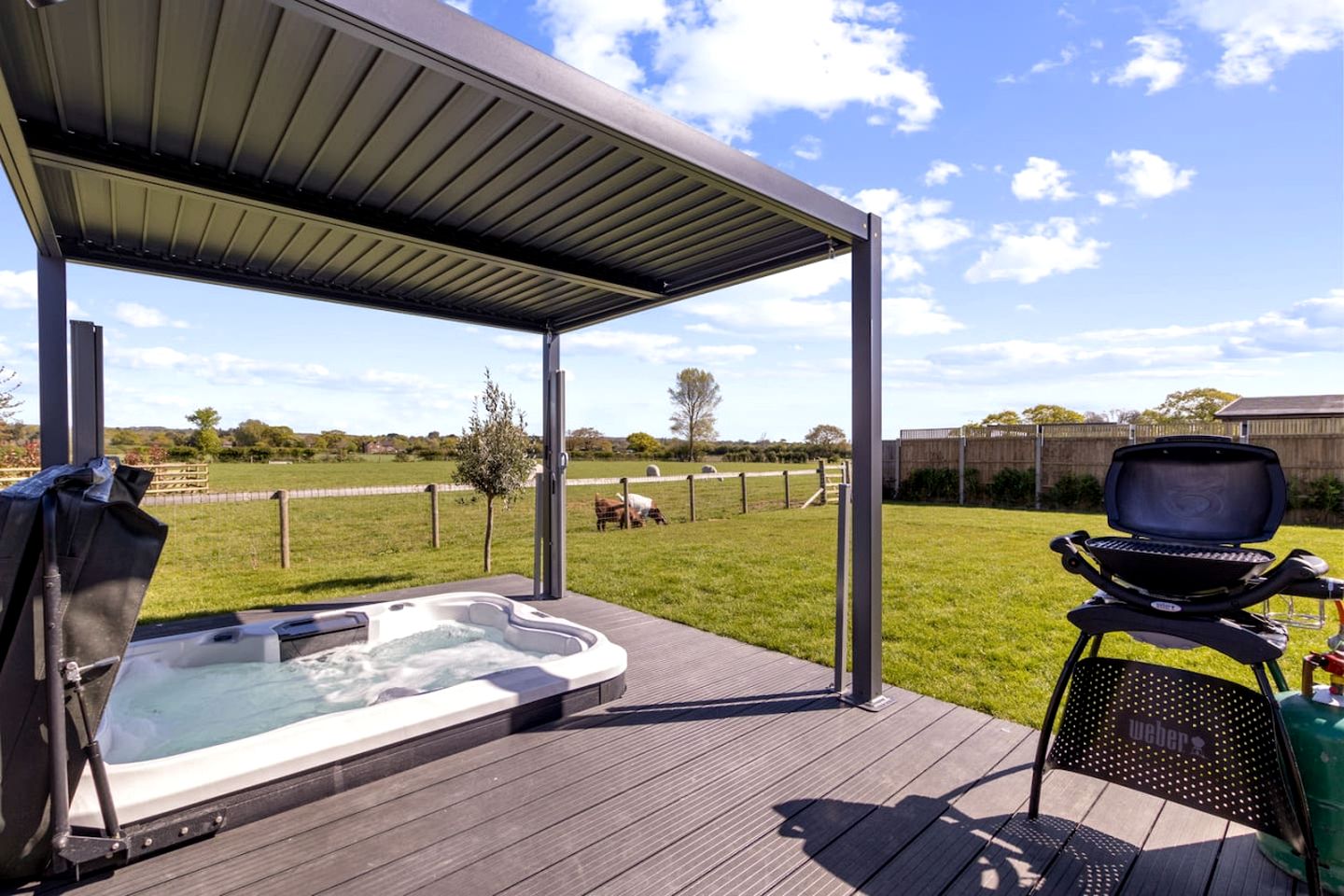 Amazing Family-Friendly Pod with Jacuzzi and BBQ in UK