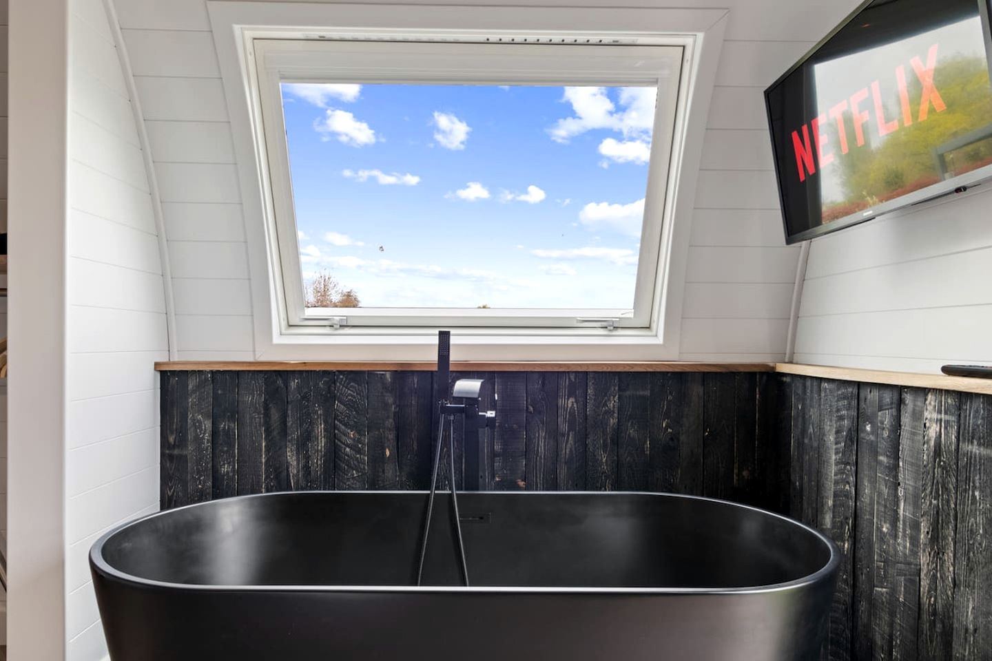 Amazing Family-Friendly Pod with Jacuzzi and BBQ in UK
