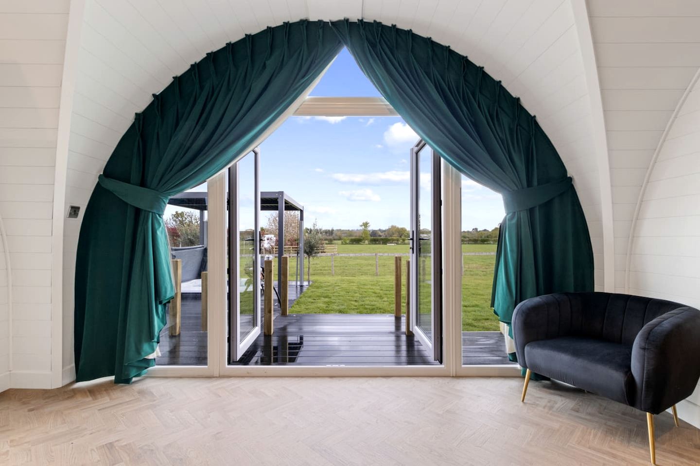 Amazing Family-Friendly Pod with Jacuzzi and BBQ in UK