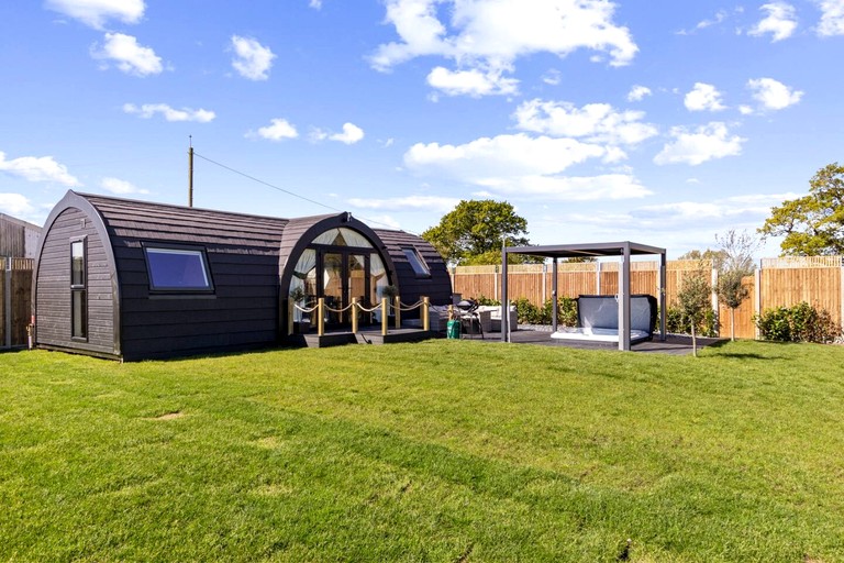Amazing Family-Friendly Pod with Jacuzzi and BBQ in UK