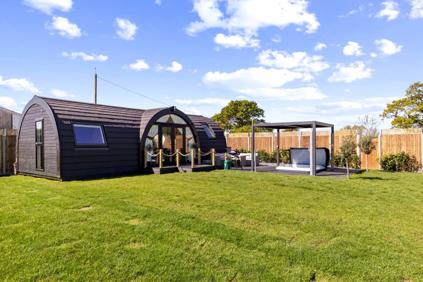 Amazing Family-Friendly Pod with Jacuzzi and BBQ in UK