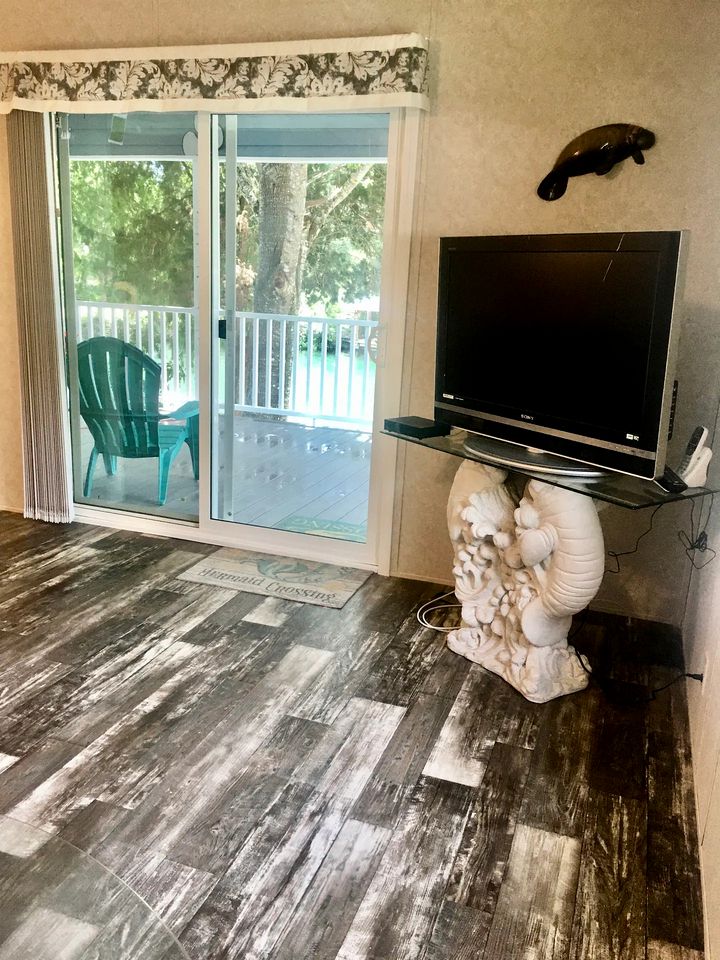 Riverfront Cottage with Nice Vistas in Weeki Wachee, Florida