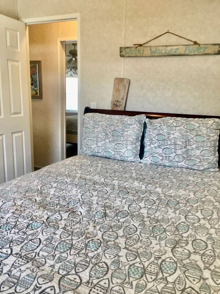 Riverfront Cottage with Nice Vistas in Weeki Wachee, Florida