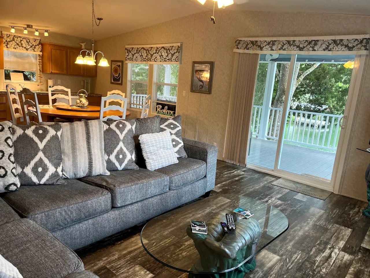 Riverfront Cottage with Nice Vistas in Weeki Wachee, Florida