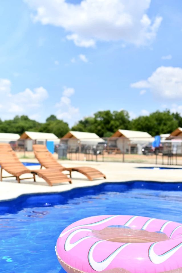 Cibolo Creek Haven: Family Glamping in a Waterfront Cabin Oasis