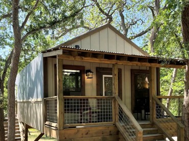 Cibolo Family Getaway: Waterfront Tented Cabin for a Glamping Holiday