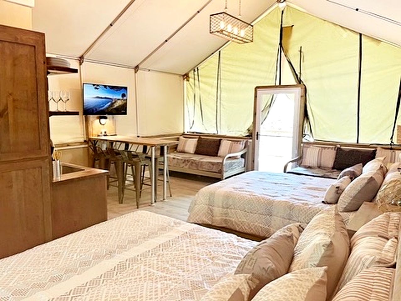 Cibolo Family Getaway: Waterfront Tented Cabin for a Glamping Holiday