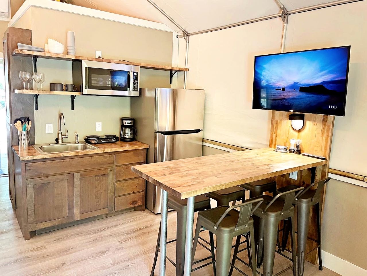 Cibolo Waterside Delight: Tented Cabin Glamping with Comfortable Shared Spaces