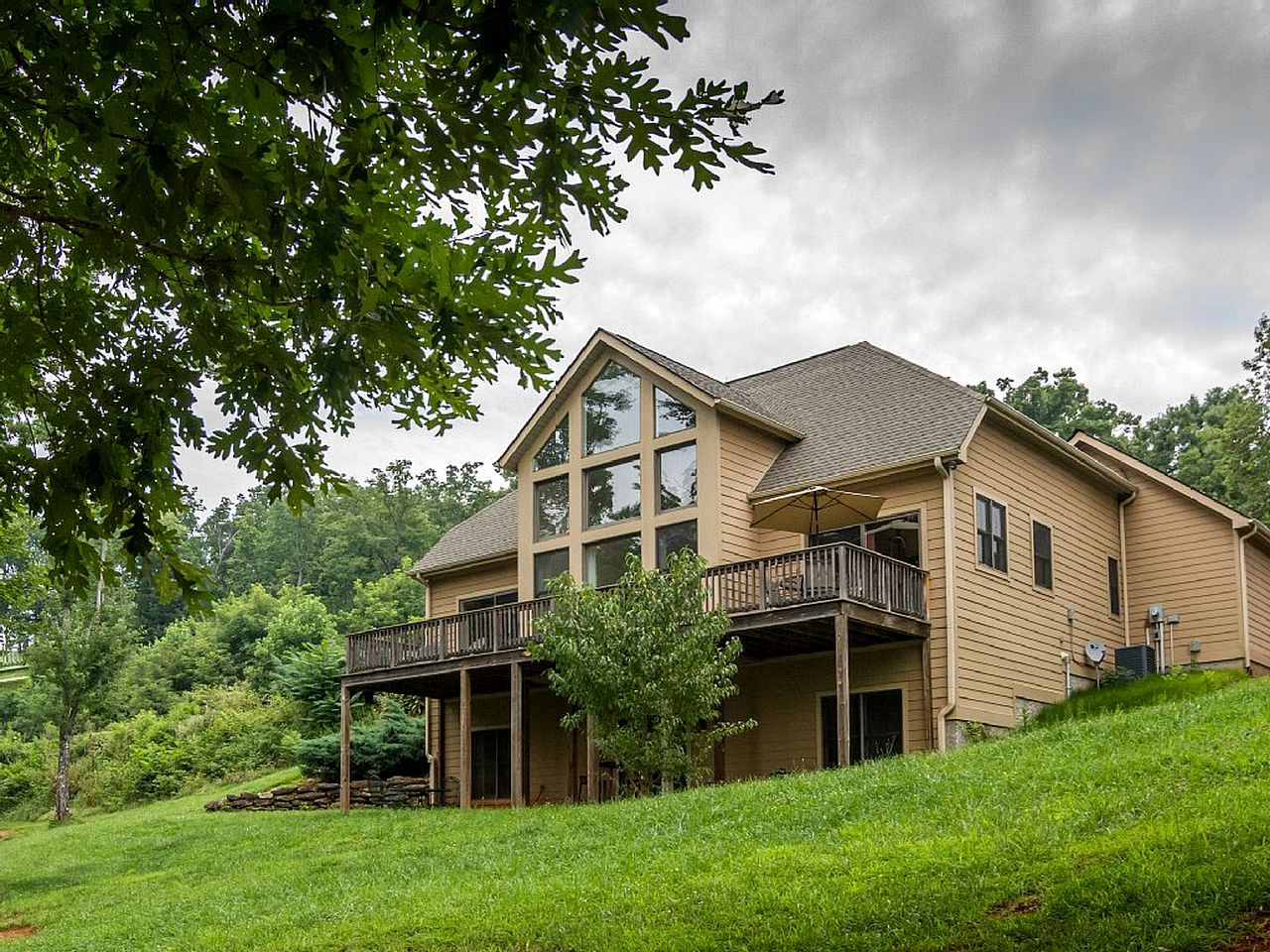 Cabin Rental with Pool near Pisgah National Forest