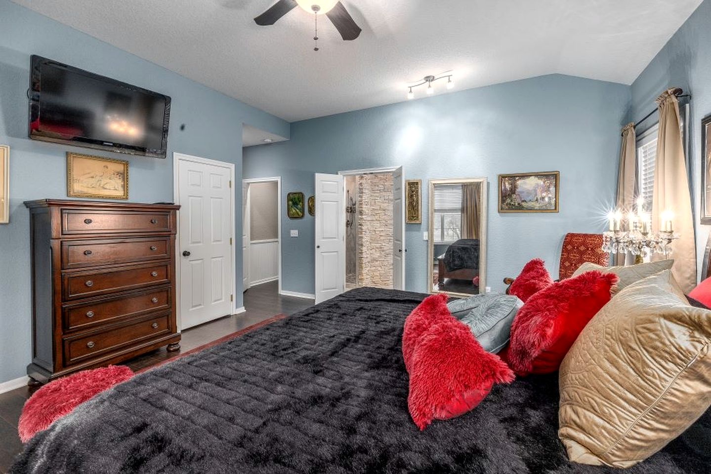 Expansive Pet-Friendly Lakeside Vacation Rental with Fenced Yard in Canyon Lake, Texas