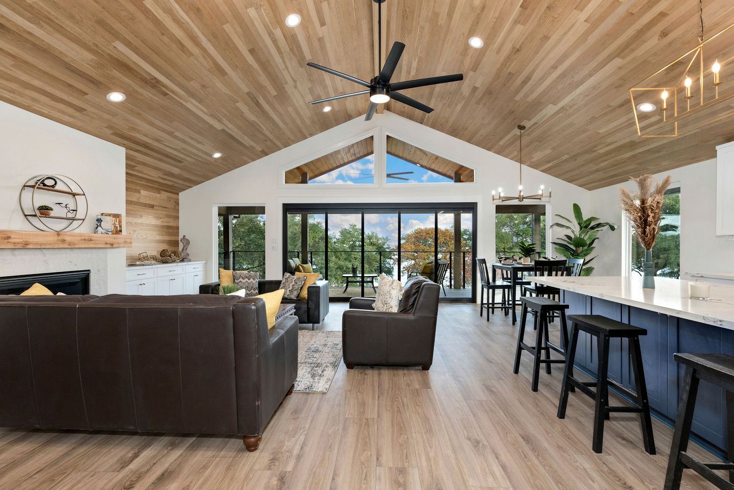 Fantastic Lakefront Villa with Stunning Views and Lake Access in Canyon Lake, Texas