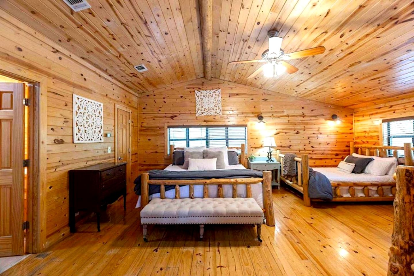 Classic Log Cabin with Hot Tub and Firepit near Hochatown, Oklahoma