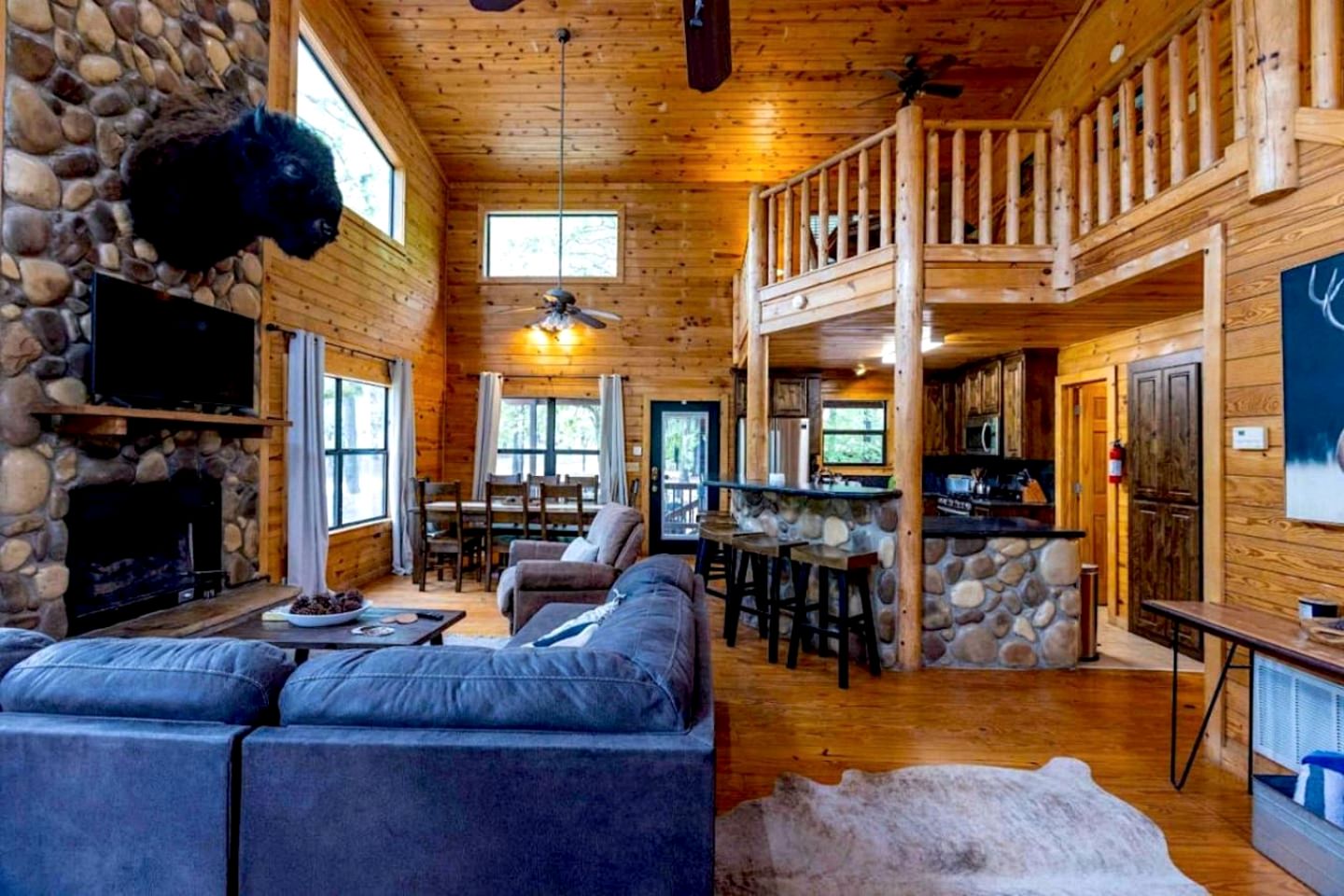 Classic Log Cabin with Hot Tub and Firepit near Hochatown, Oklahoma