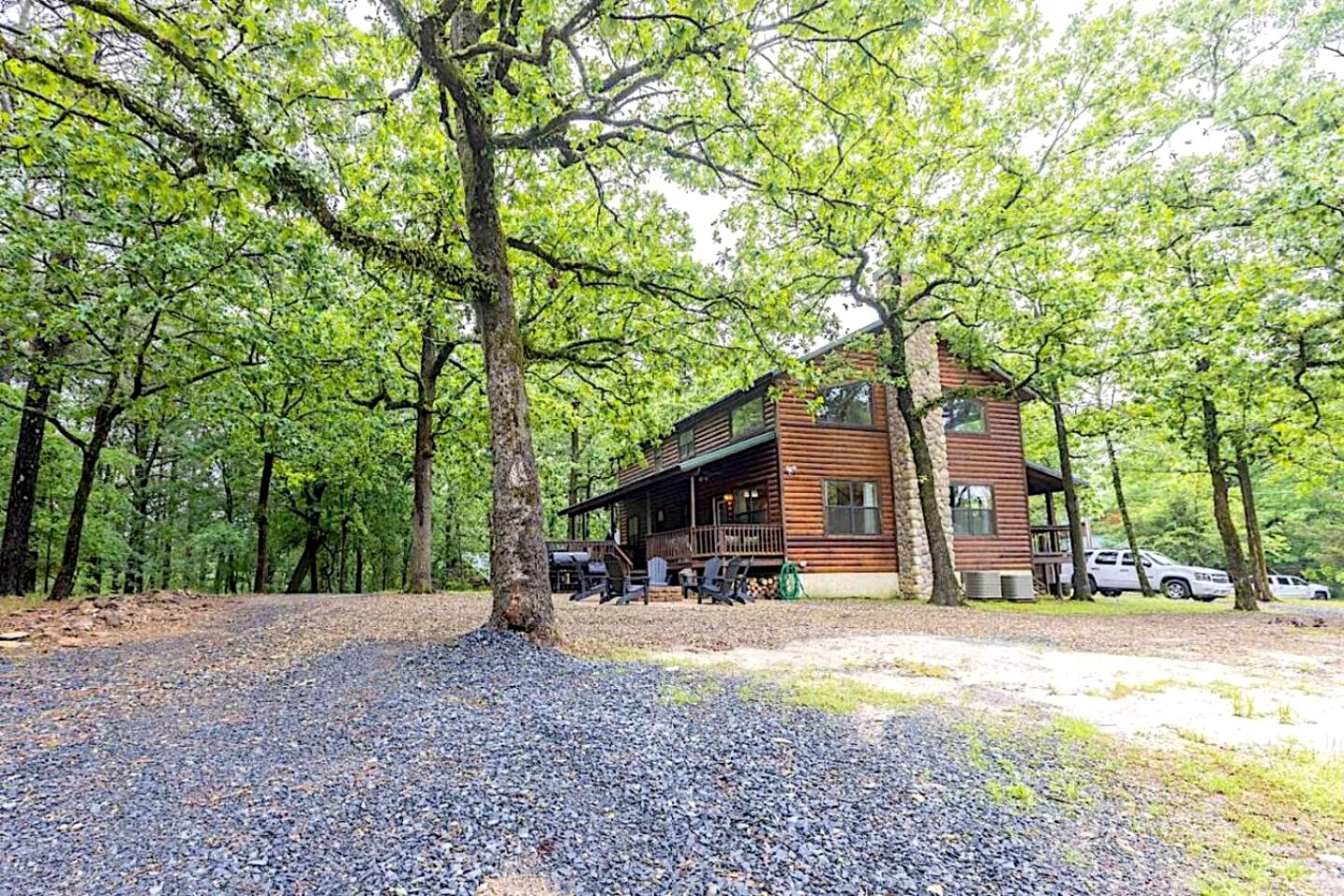 Classic Log Cabin with Hot Tub and Firepit near Hochatown, Oklahoma