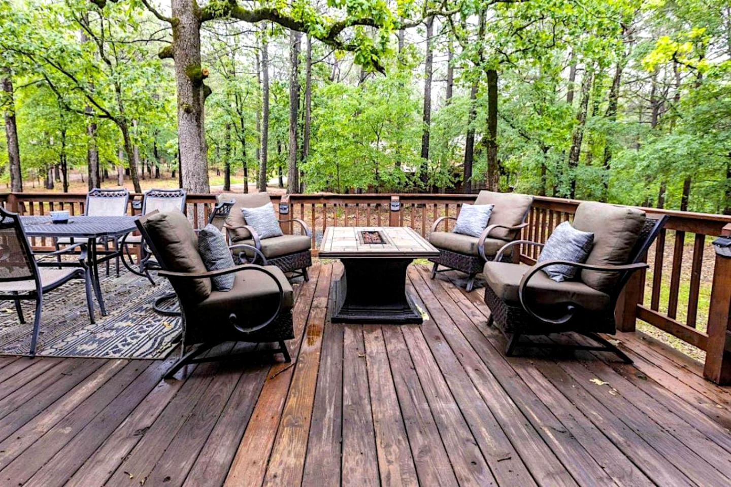 Classic Log Cabin with Hot Tub and Firepit near Hochatown, Oklahoma