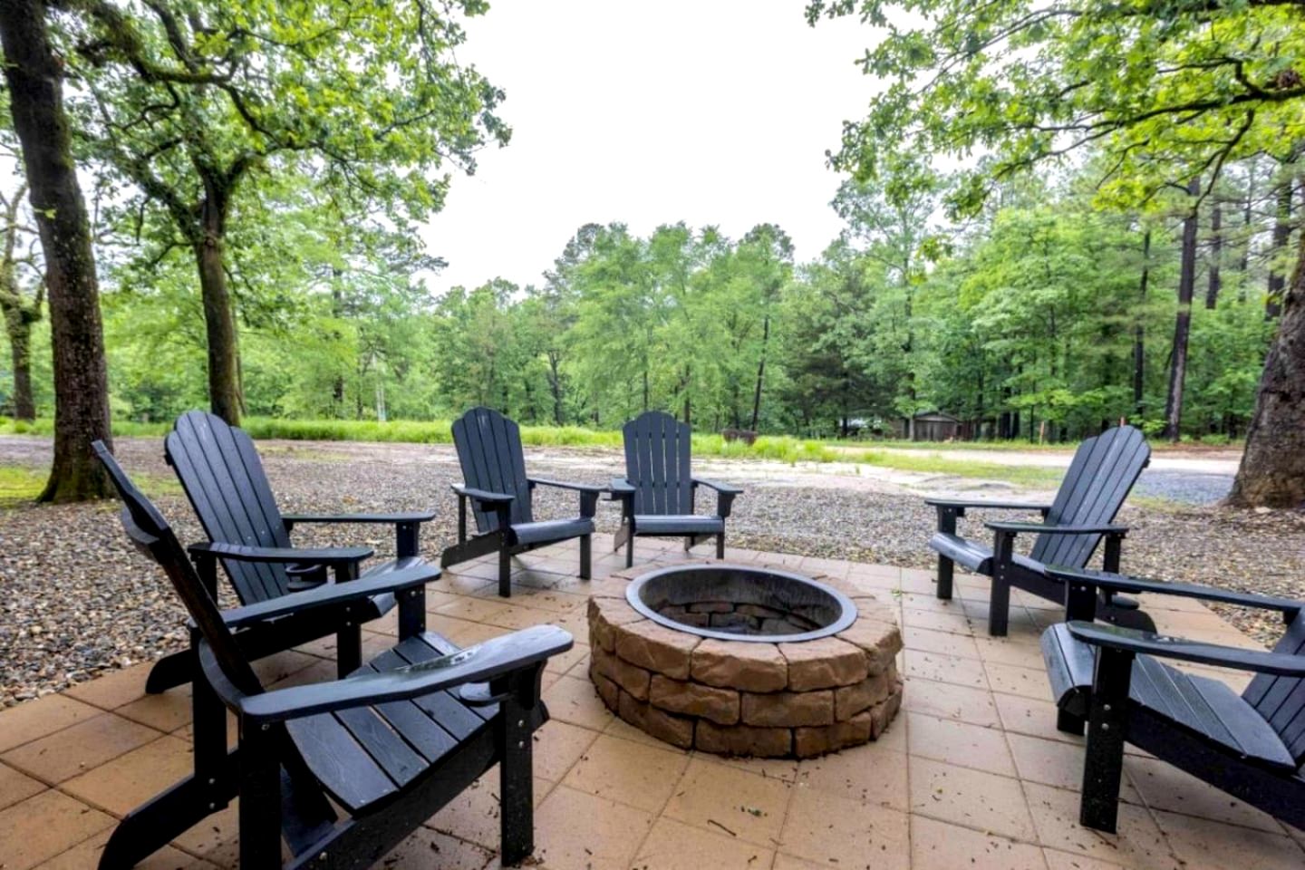 Classic Log Cabin with Hot Tub and Firepit near Hochatown, Oklahoma