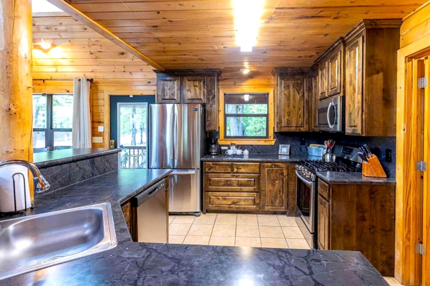 Classic Log Cabin with Hot Tub and Firepit near Hochatown, Oklahoma