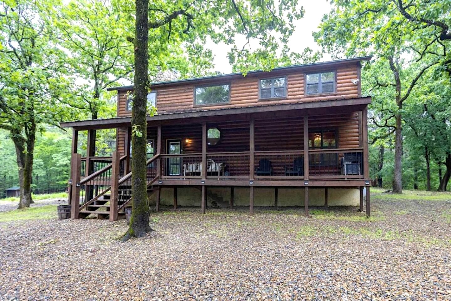 Classic Log Cabin with Hot Tub and Firepit near Hochatown, Oklahoma