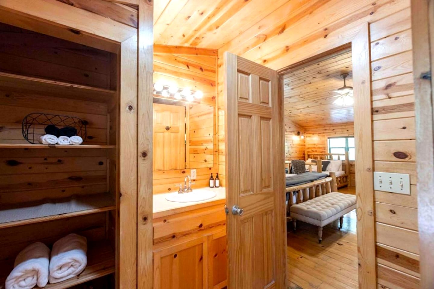 Classic Log Cabin with Hot Tub and Firepit near Hochatown, Oklahoma