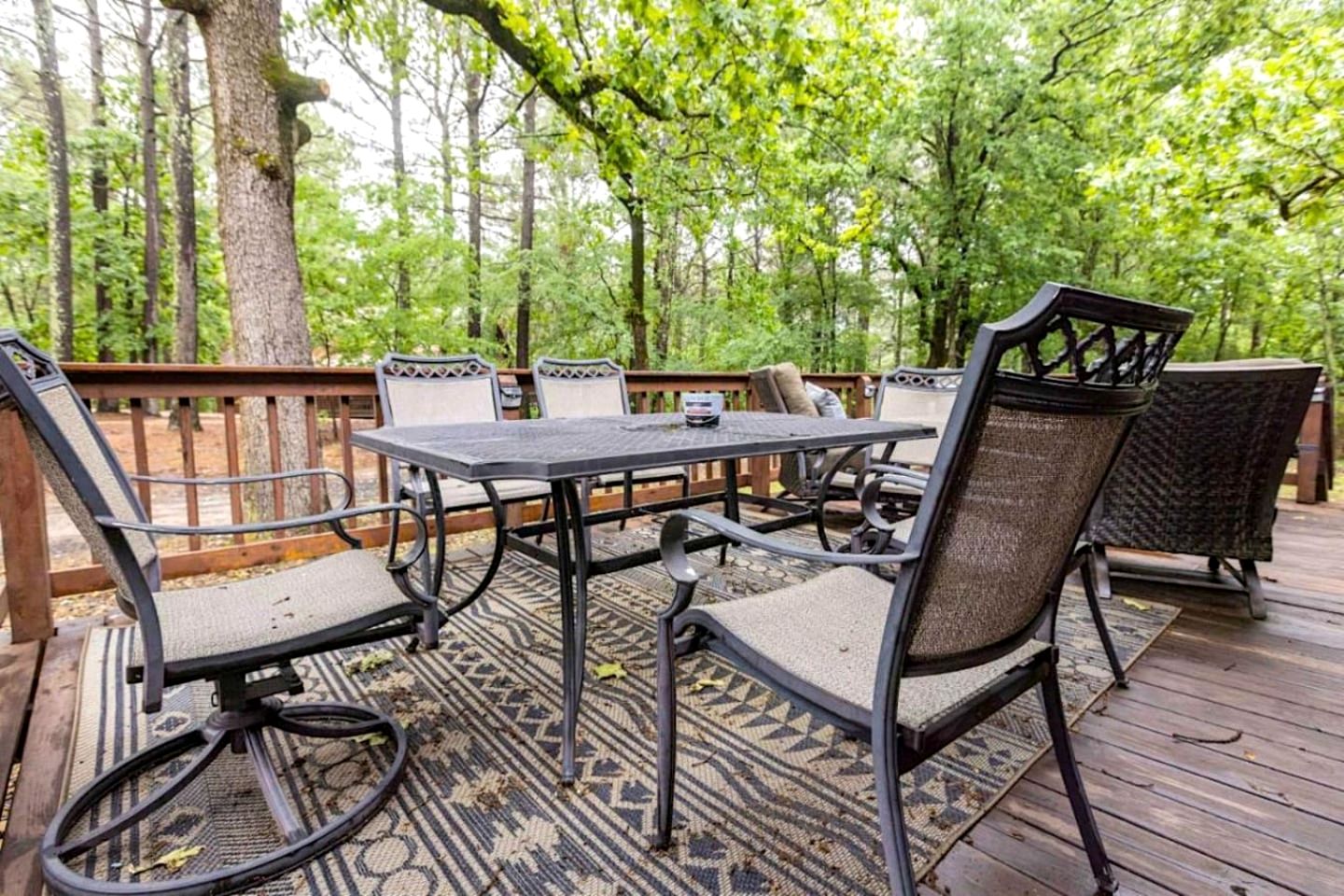 Classic Log Cabin with Hot Tub and Firepit near Hochatown, Oklahoma