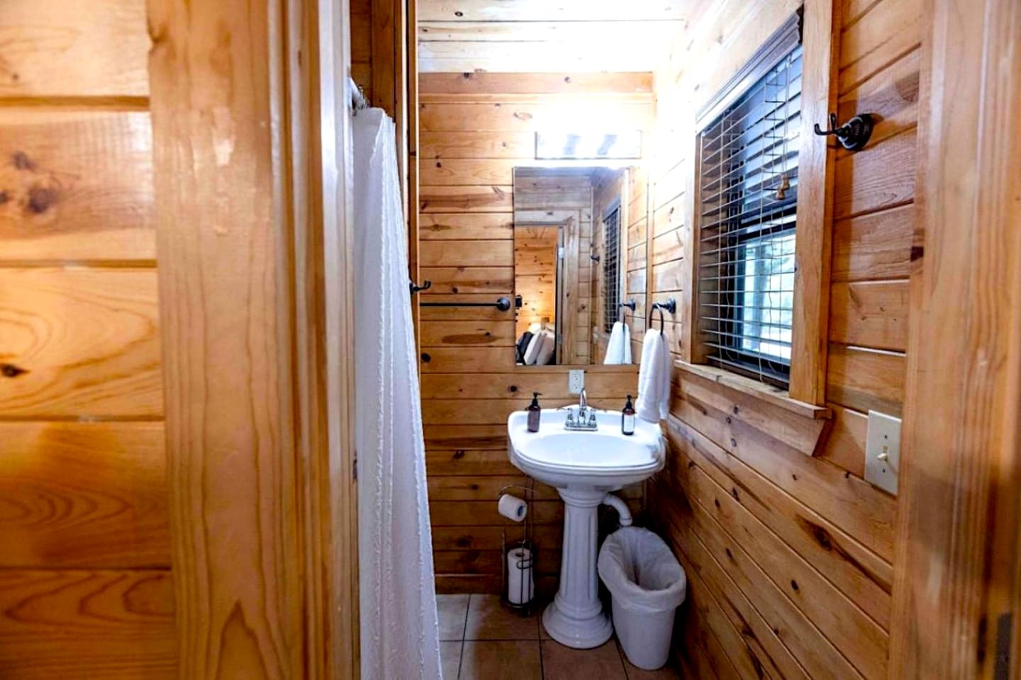 Classic Log Cabin with Hot Tub and Firepit near Hochatown, Oklahoma