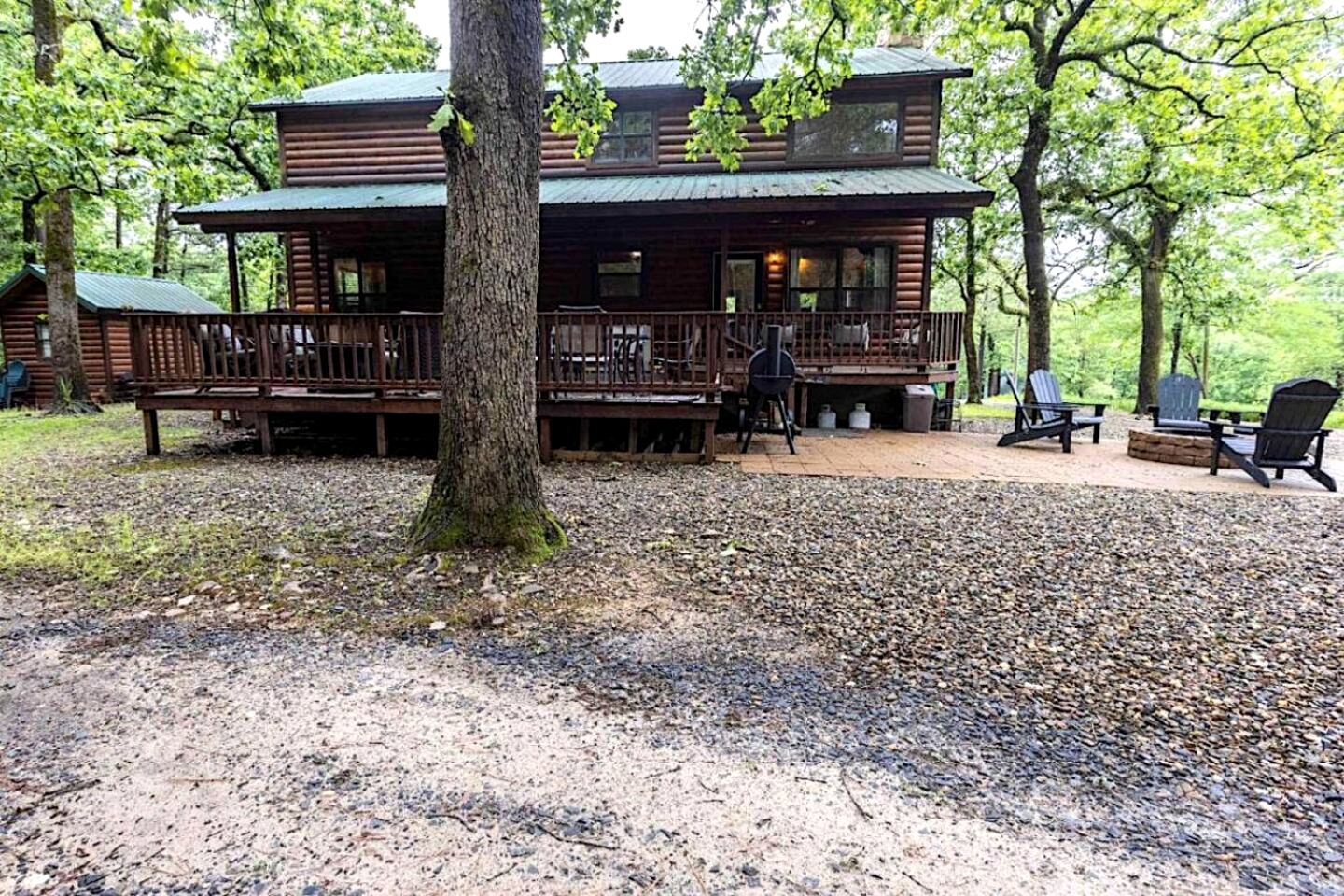 Classic Log Cabin with Hot Tub and Firepit near Hochatown, Oklahoma
