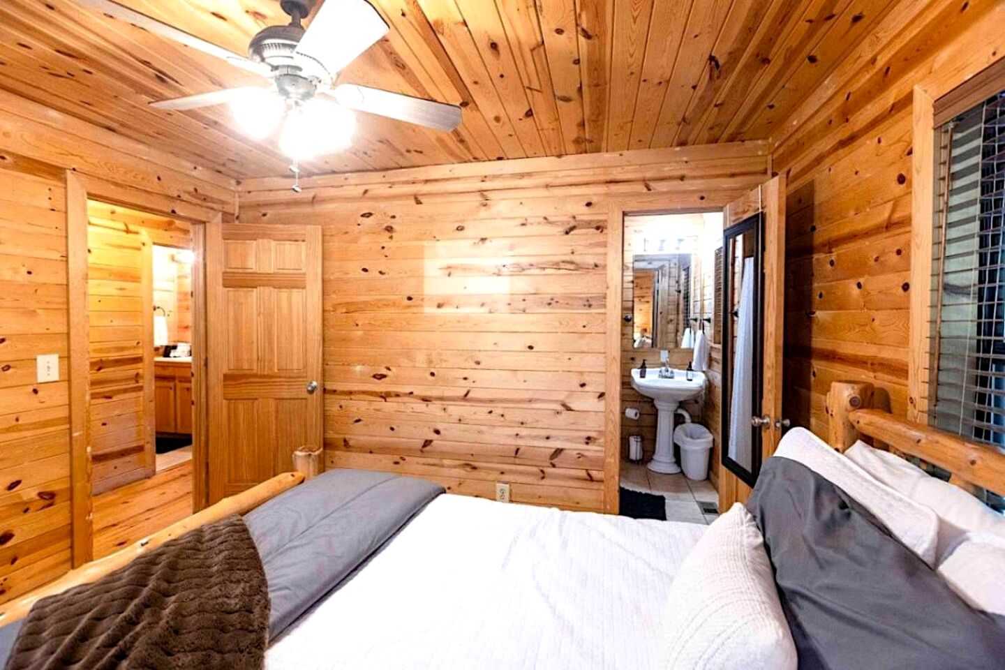 Classic Log Cabin with Hot Tub and Firepit near Hochatown, Oklahoma