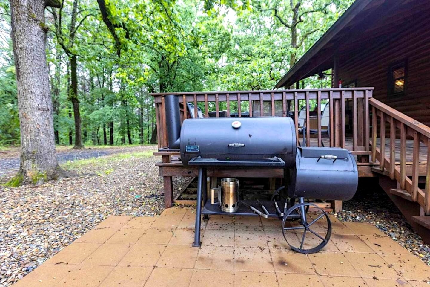Classic Log Cabin with Hot Tub and Firepit near Hochatown, Oklahoma