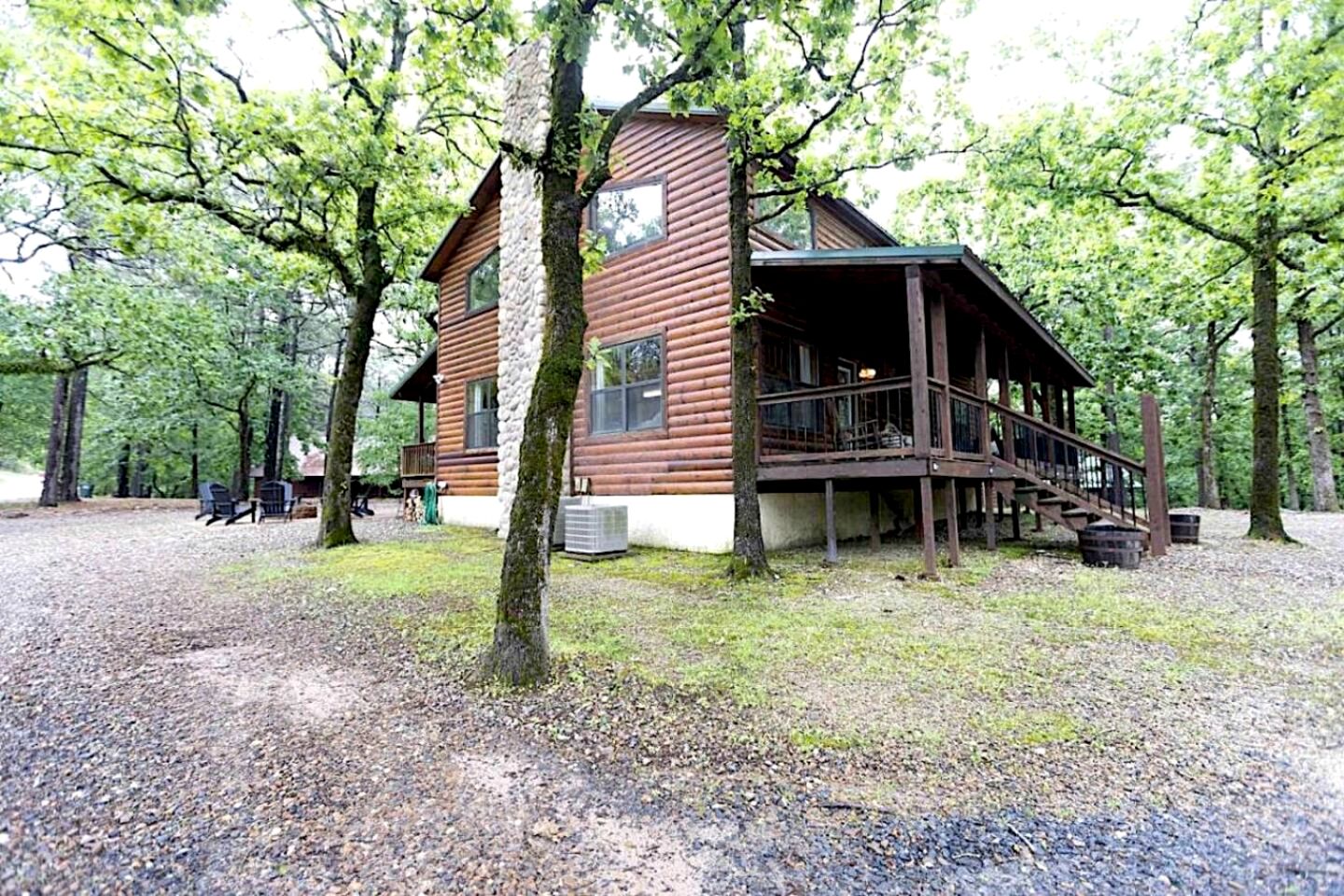Classic Log Cabin with Hot Tub and Firepit near Hochatown, Oklahoma