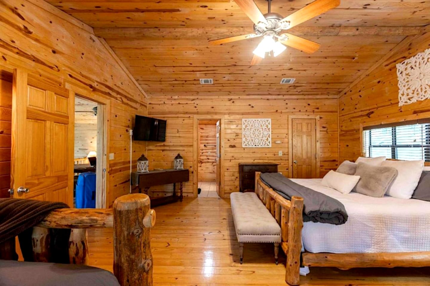 Classic Log Cabin with Hot Tub and Firepit near Hochatown, Oklahoma