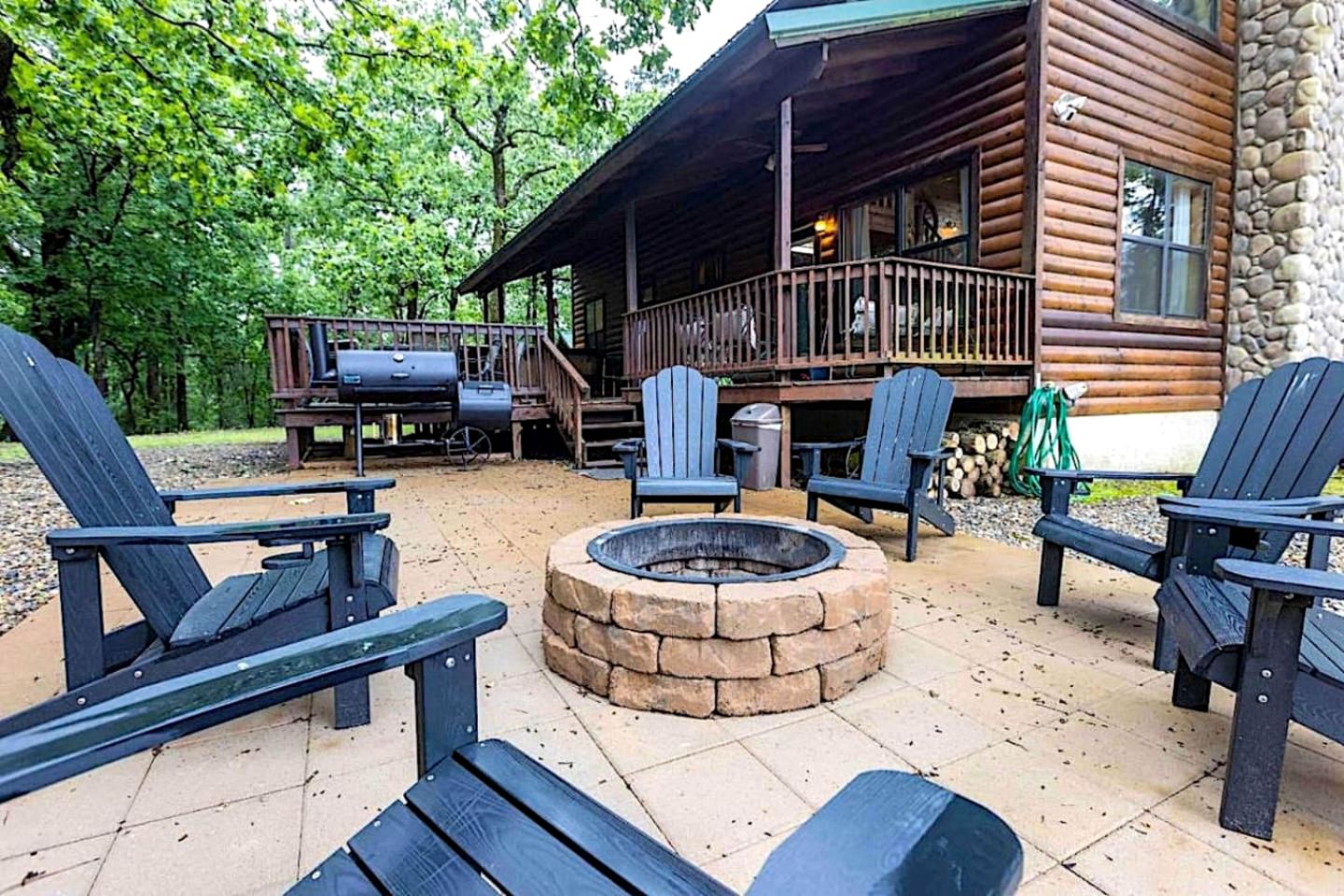 Classic Log Cabin with Hot Tub and Firepit near Hochatown, Oklahoma