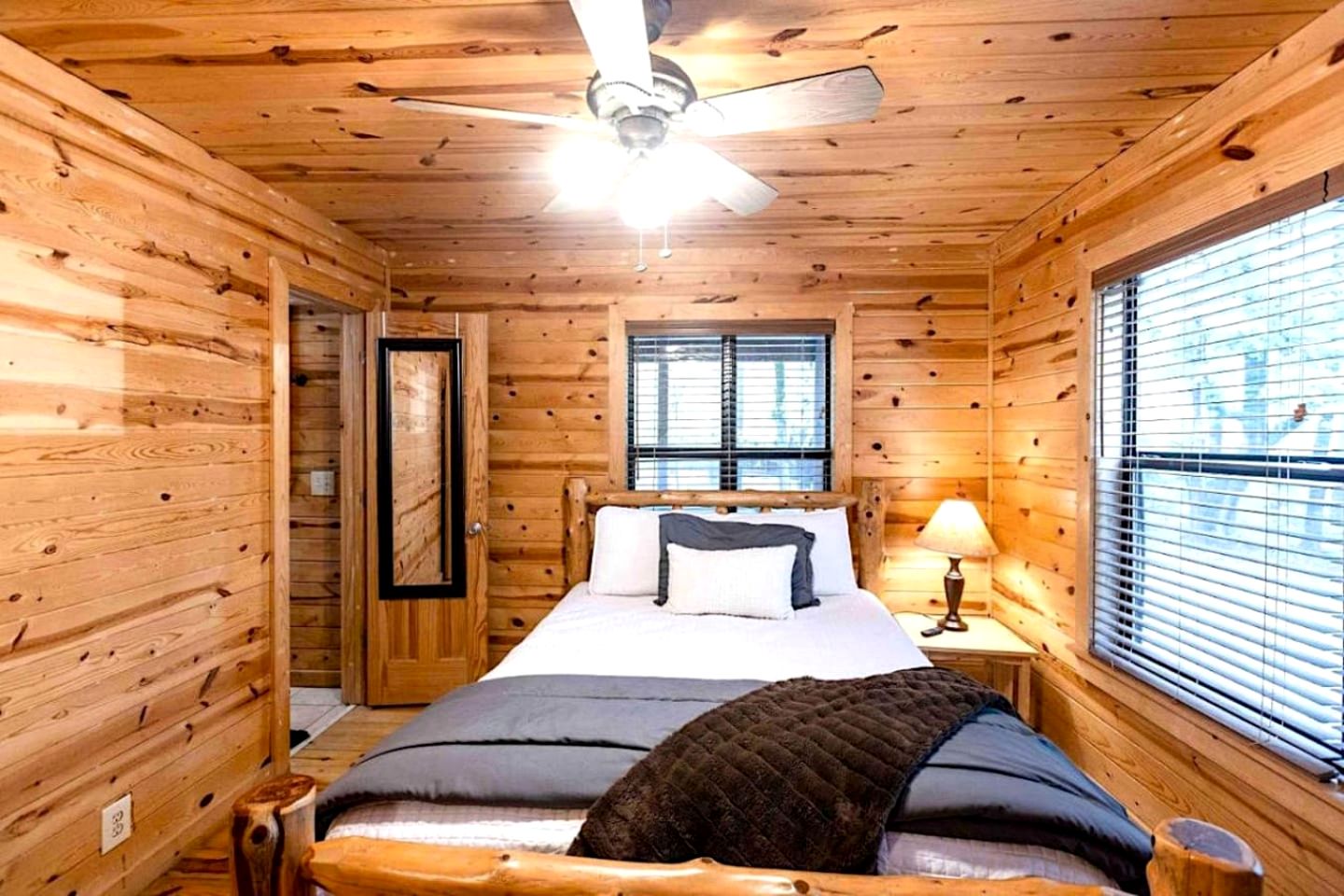 Classic Log Cabin with Hot Tub and Firepit near Hochatown, Oklahoma