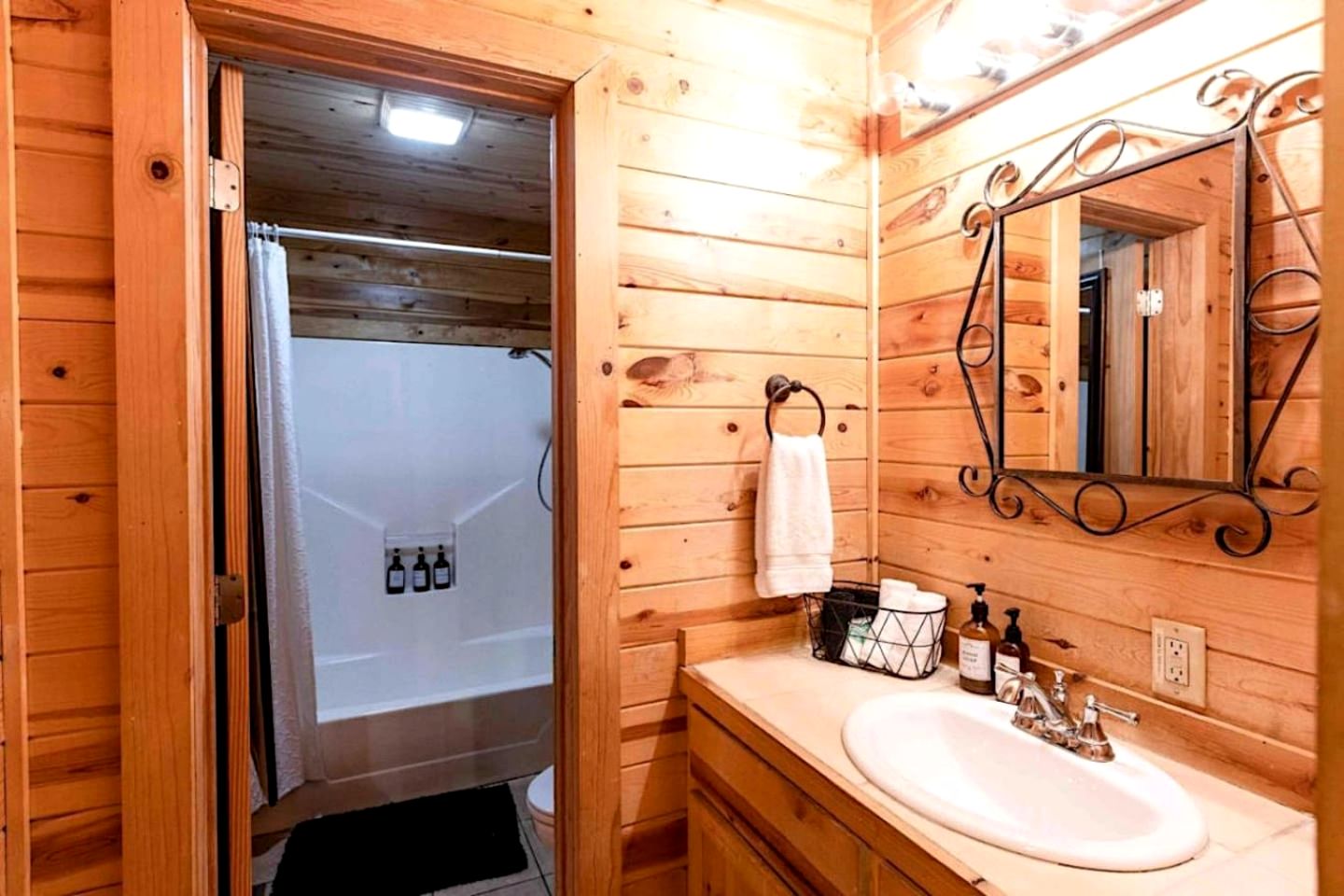 Classic Log Cabin with Hot Tub and Firepit near Hochatown, Oklahoma
