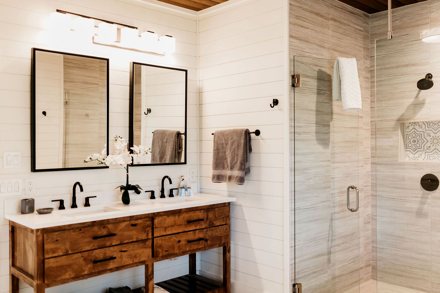Classy Cabin Beautifully Design with Spa in Broken Bow, Oklahoma