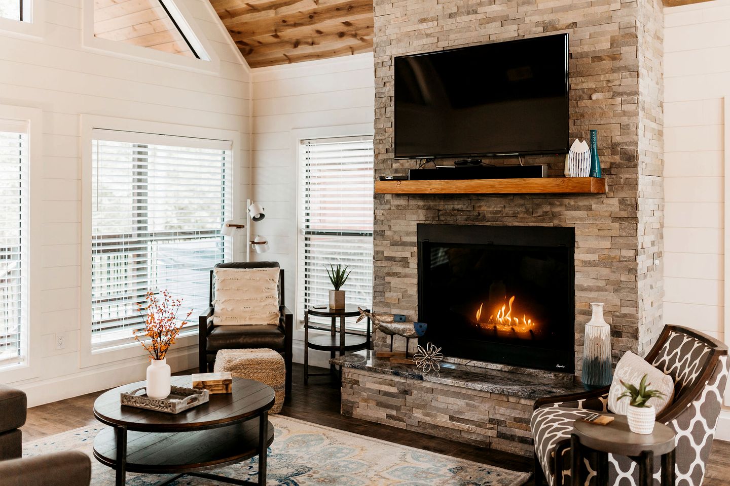 Classy Cabin Beautifully Design with Spa in Broken Bow, Oklahoma