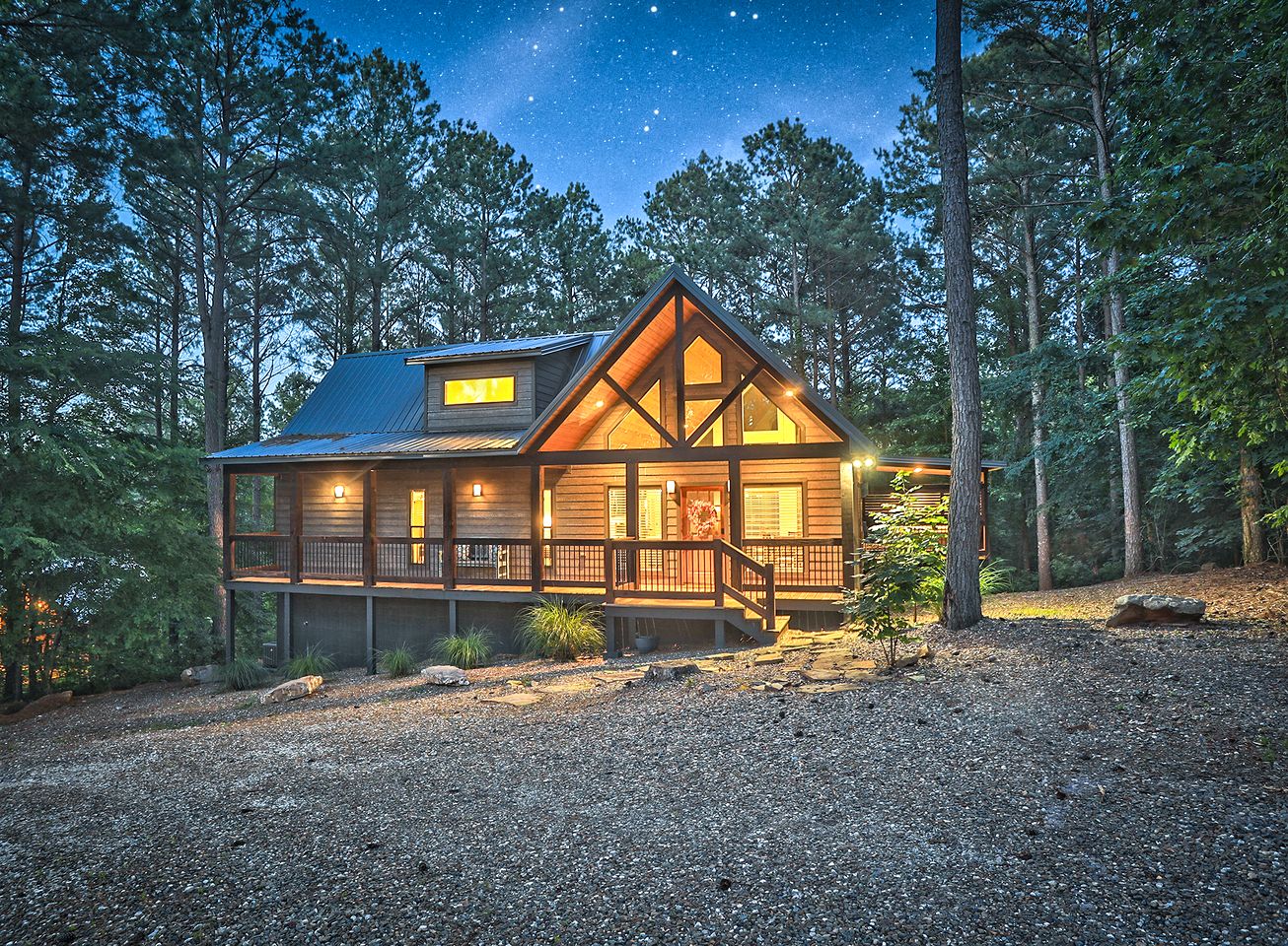 Classy Cabin Beautifully Design with Spa in Broken Bow, Oklahoma