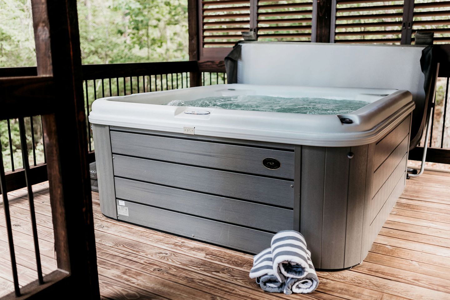 Classy Cabin Beautifully Design with Spa in Broken Bow, Oklahoma
