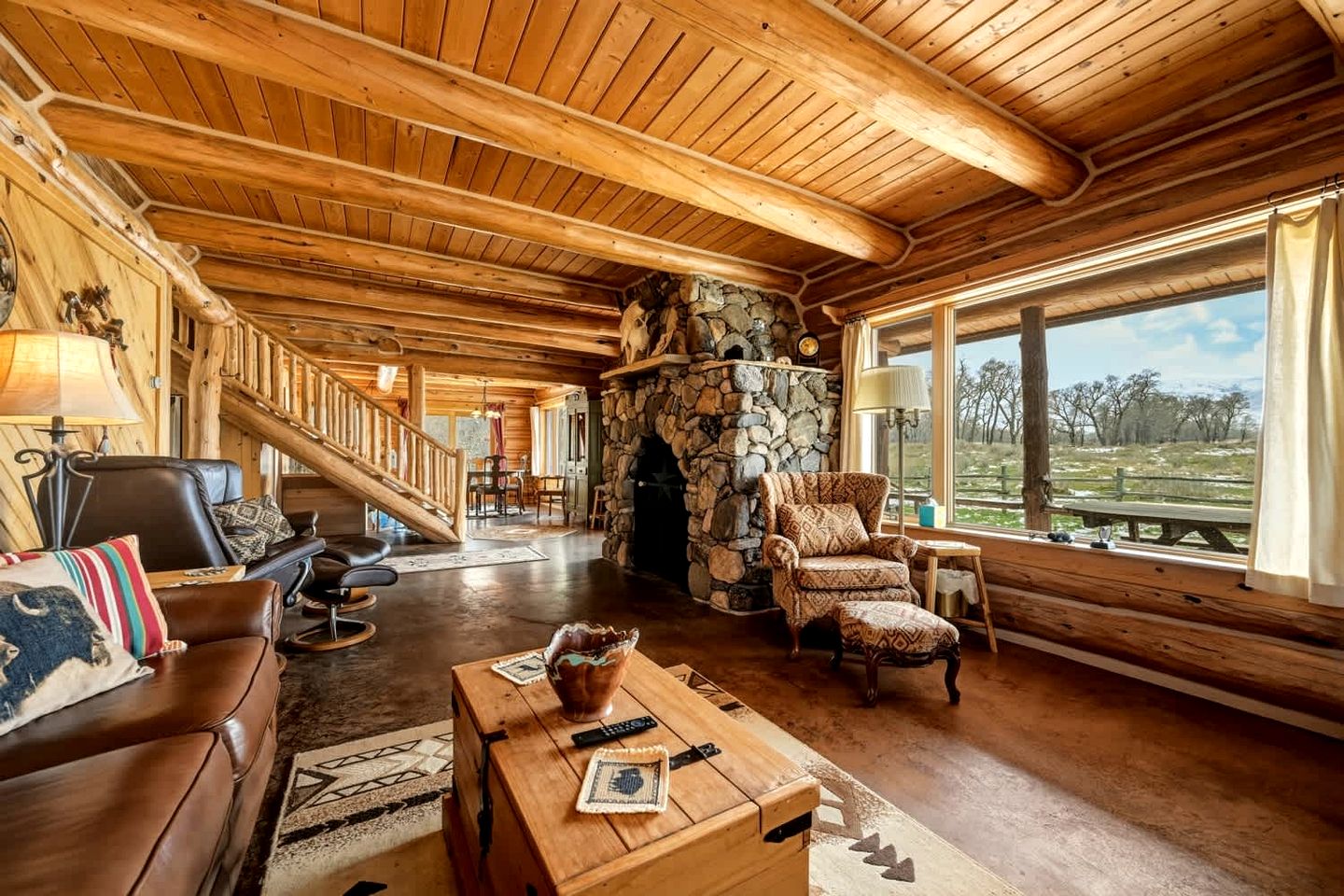 Classic Log Cabin Hideaway with Loft, Balcony & Fireplace in Buffalo, Wyoming