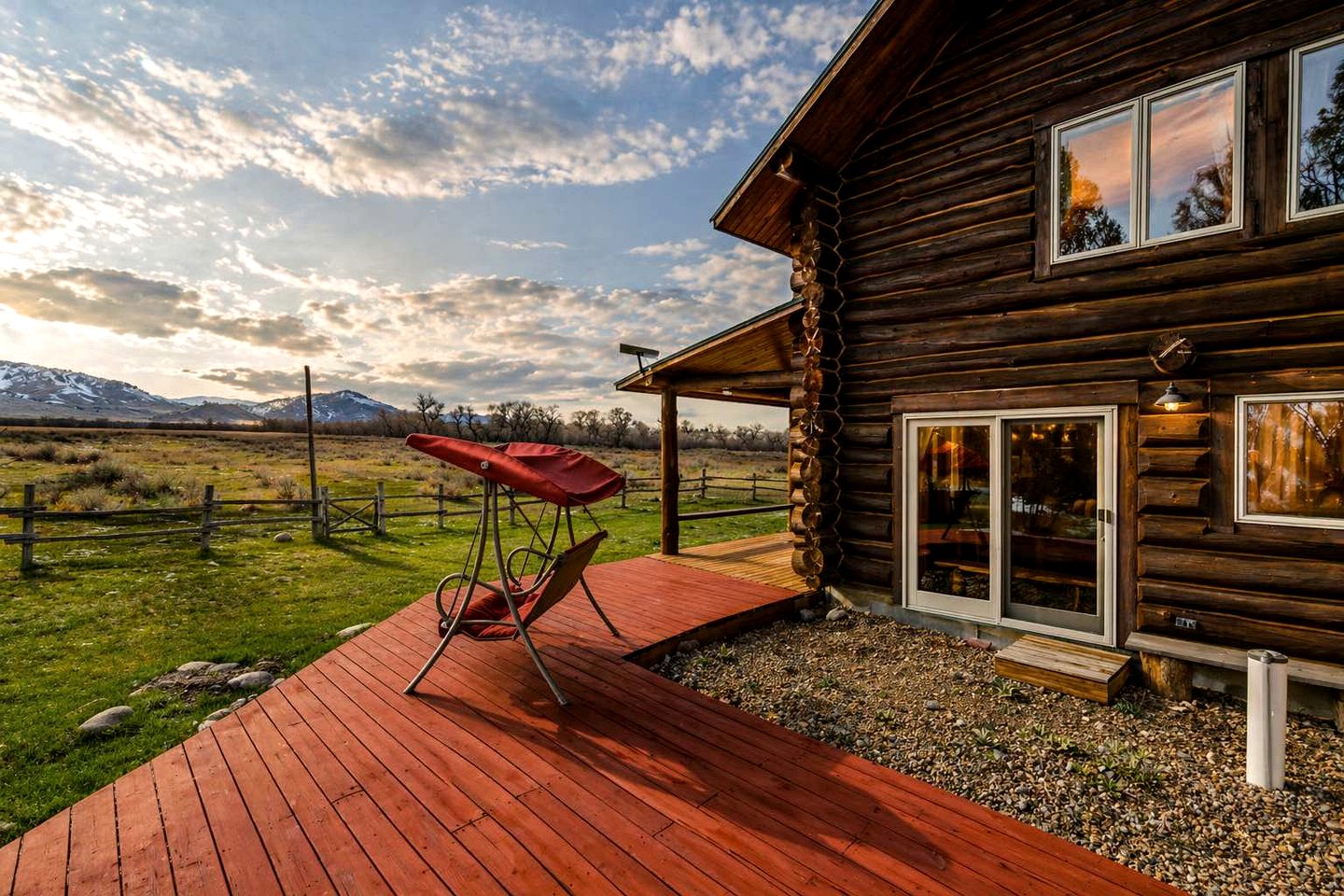 Classic Log Cabin Hideaway with Loft, Balcony & Fireplace in Buffalo, Wyoming