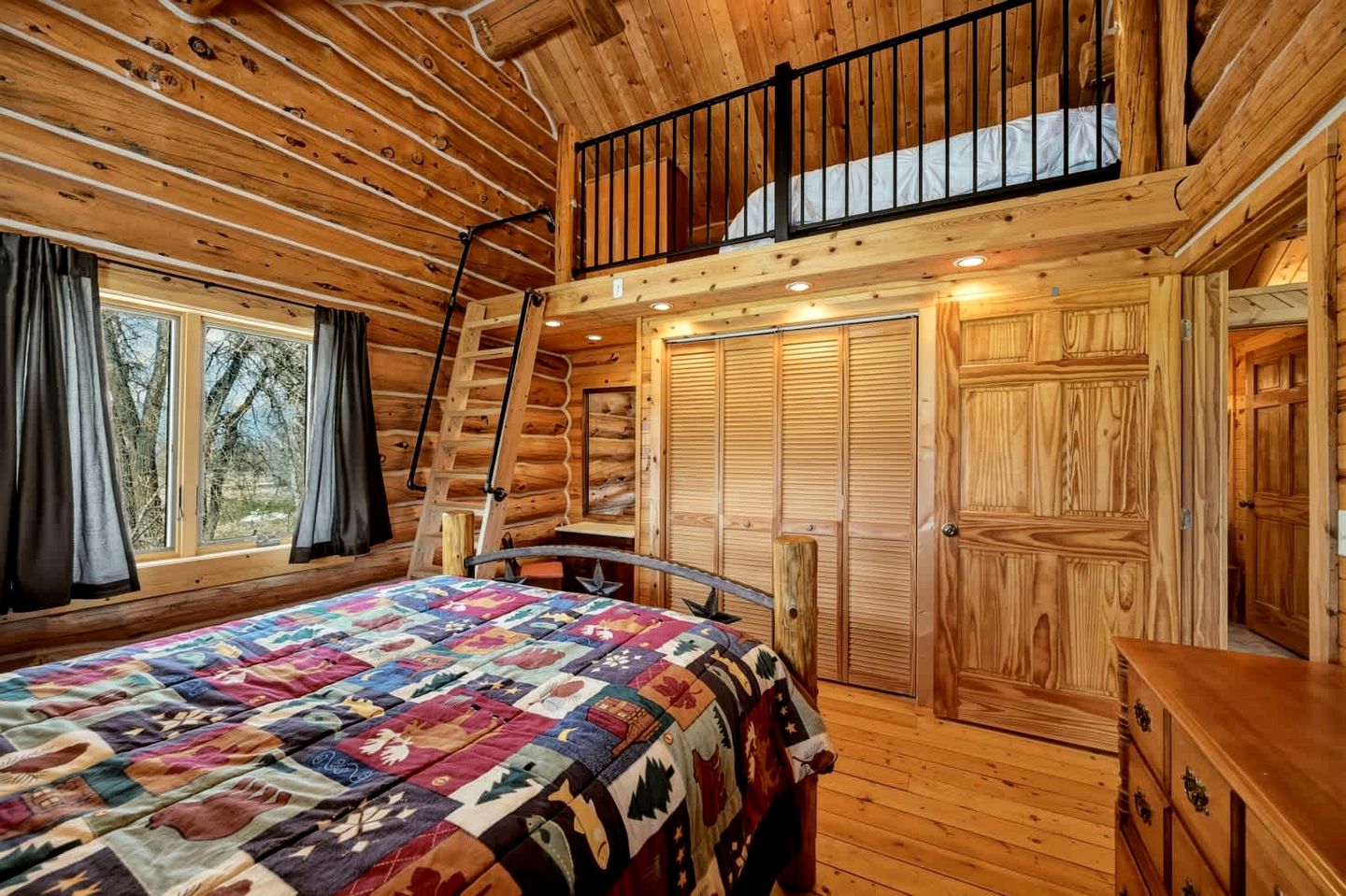 Classic Log Cabin Hideaway with Loft, Balcony & Fireplace in Buffalo, Wyoming