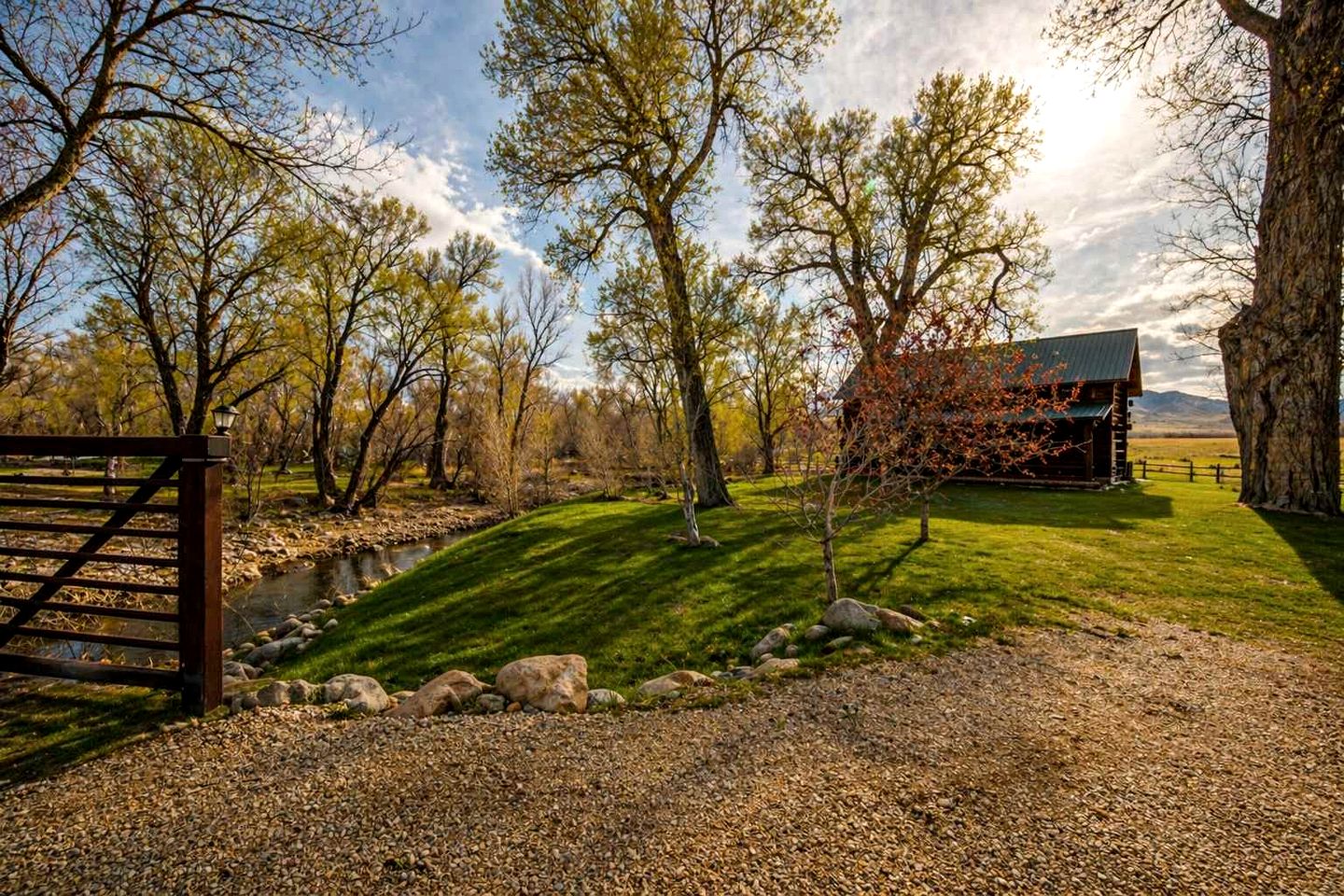 Classic Log Cabin Hideaway with Loft, Balcony & Fireplace in Buffalo, Wyoming