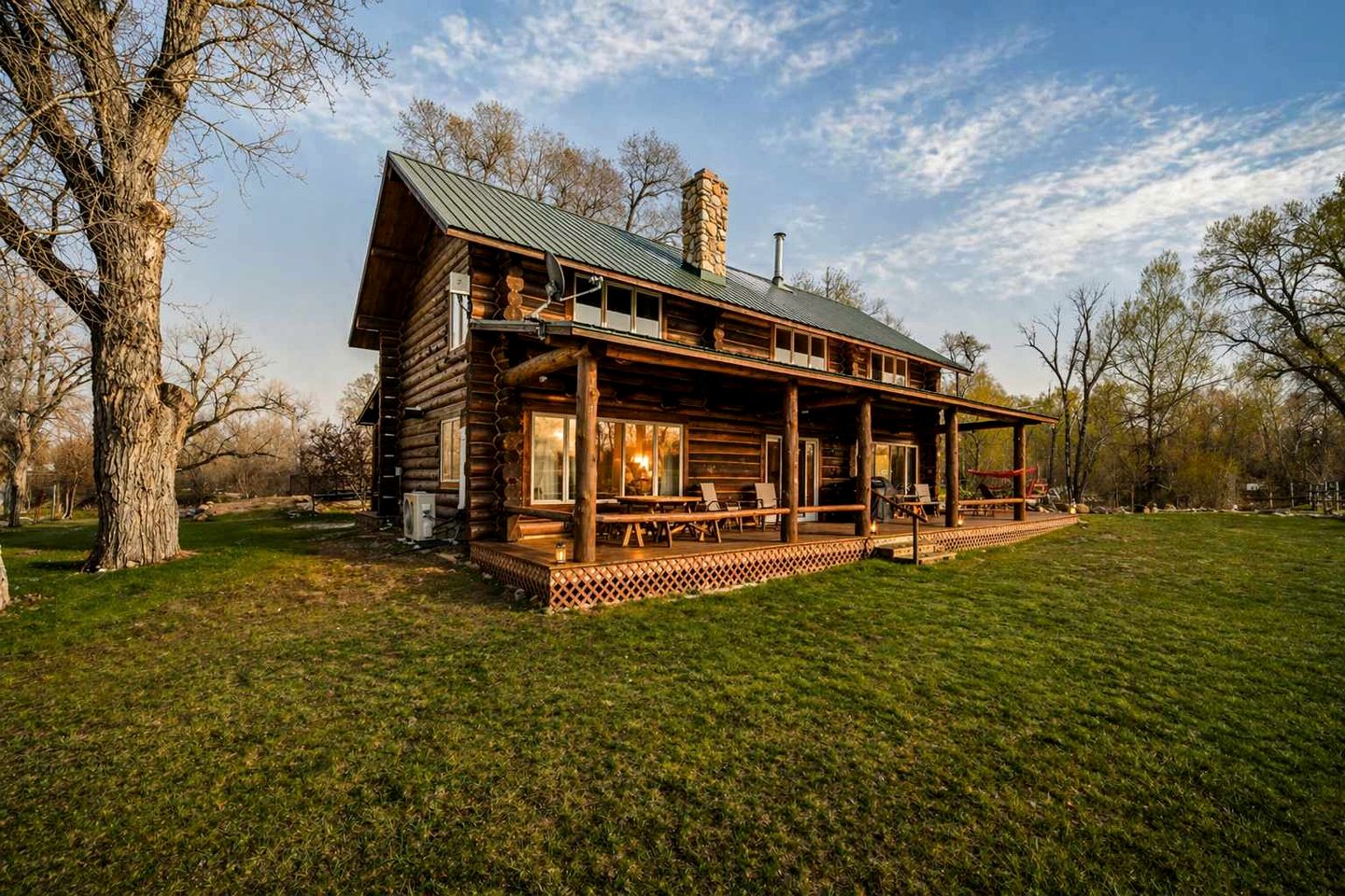 Classic Log Cabin Hideaway with Loft, Balcony & Fireplace in Buffalo, Wyoming