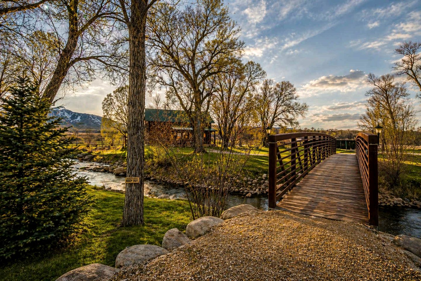 Classic Log Cabin Hideaway with Loft, Balcony & Fireplace in Buffalo, Wyoming