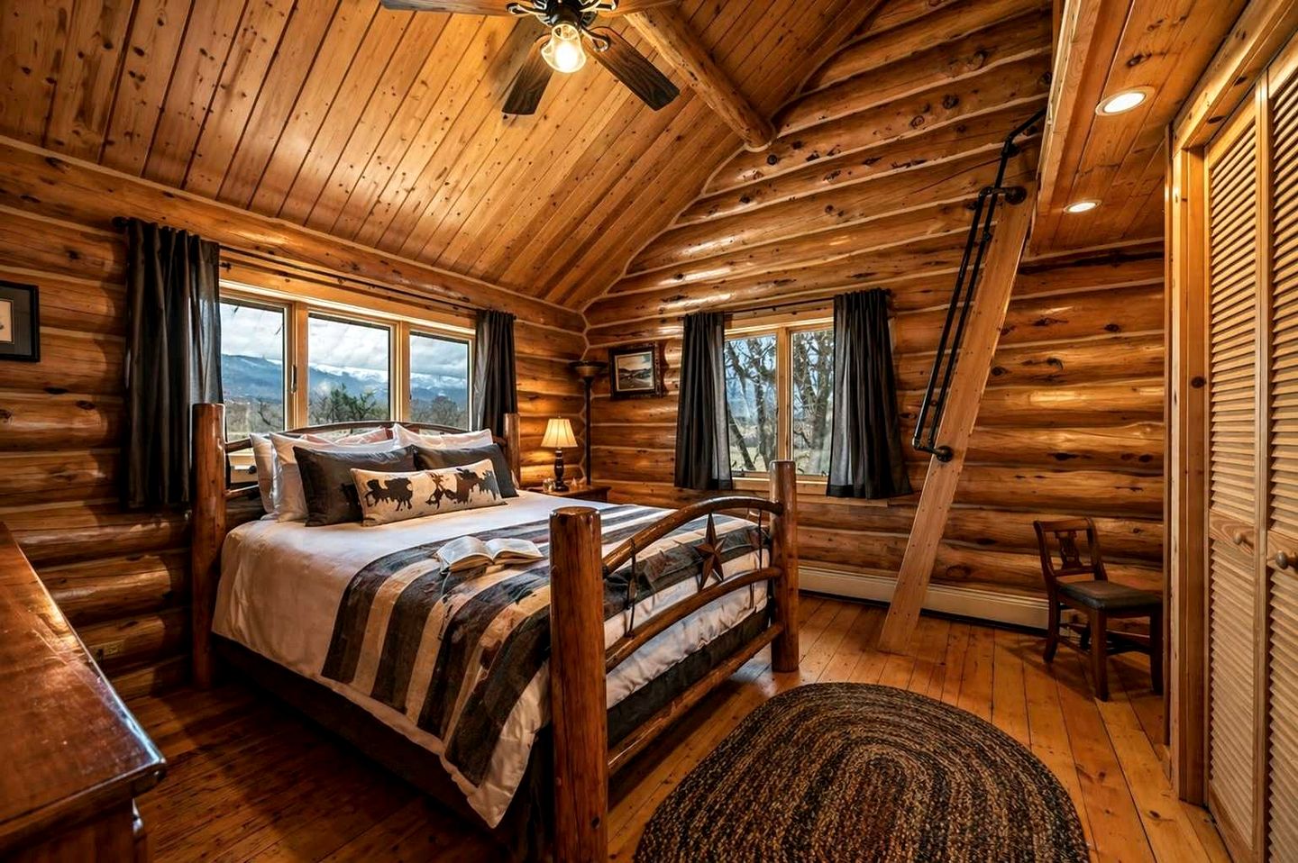 Classic Log Cabin Hideaway with Loft, Balcony & Fireplace in Buffalo, Wyoming