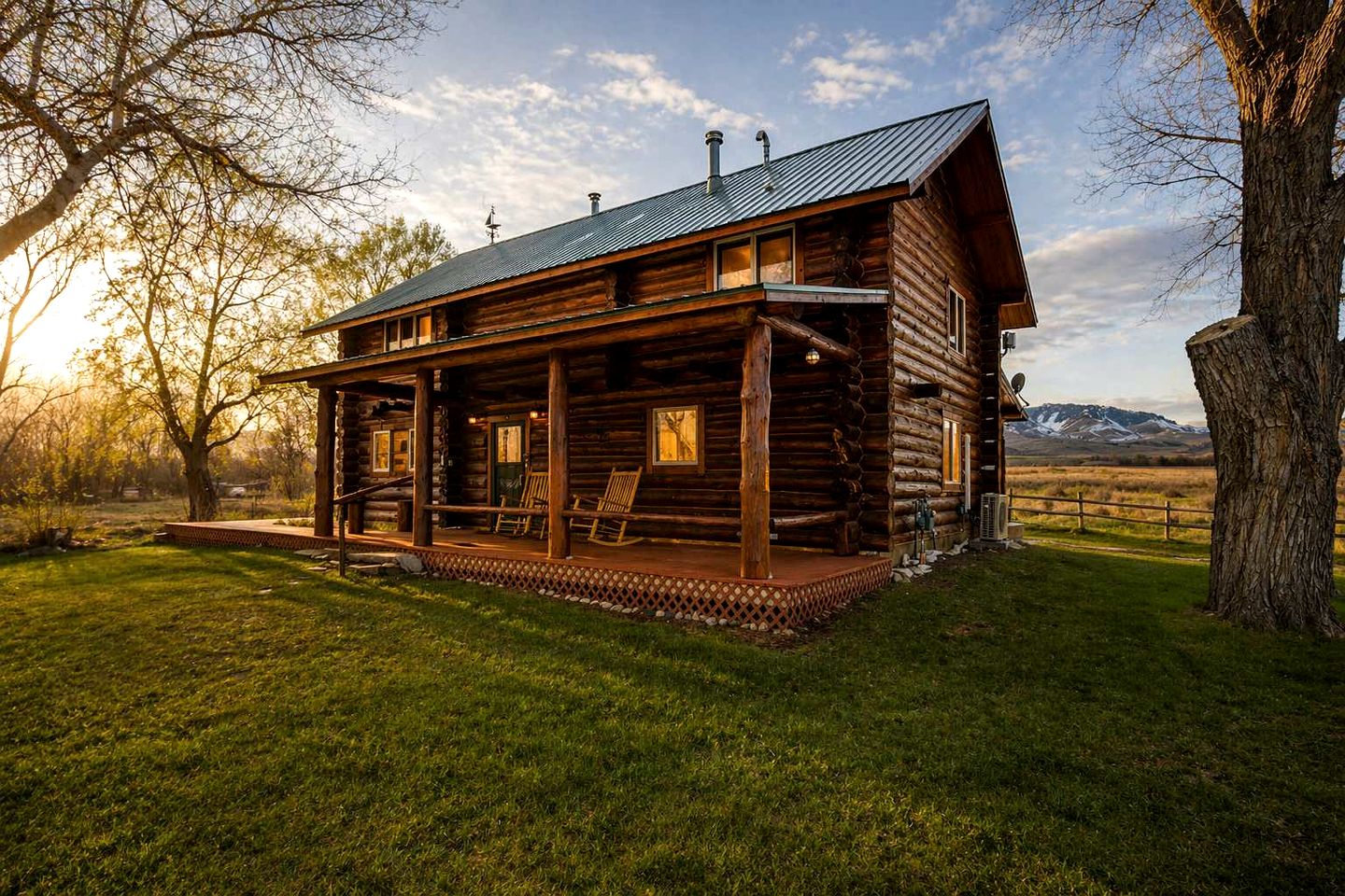 Classic Log Cabin Hideaway with Loft, Balcony & Fireplace in Buffalo, Wyoming