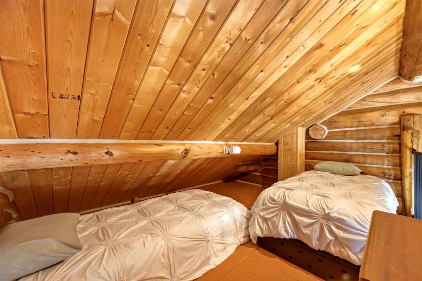 Classic Log Cabin Hideaway with Loft, Balcony & Fireplace in Buffalo, Wyoming
