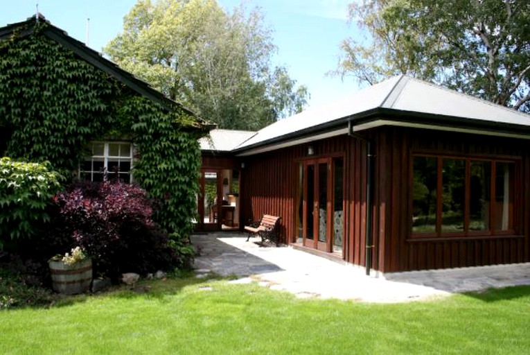 Cottages (Wanaka, South Island, New Zealand)