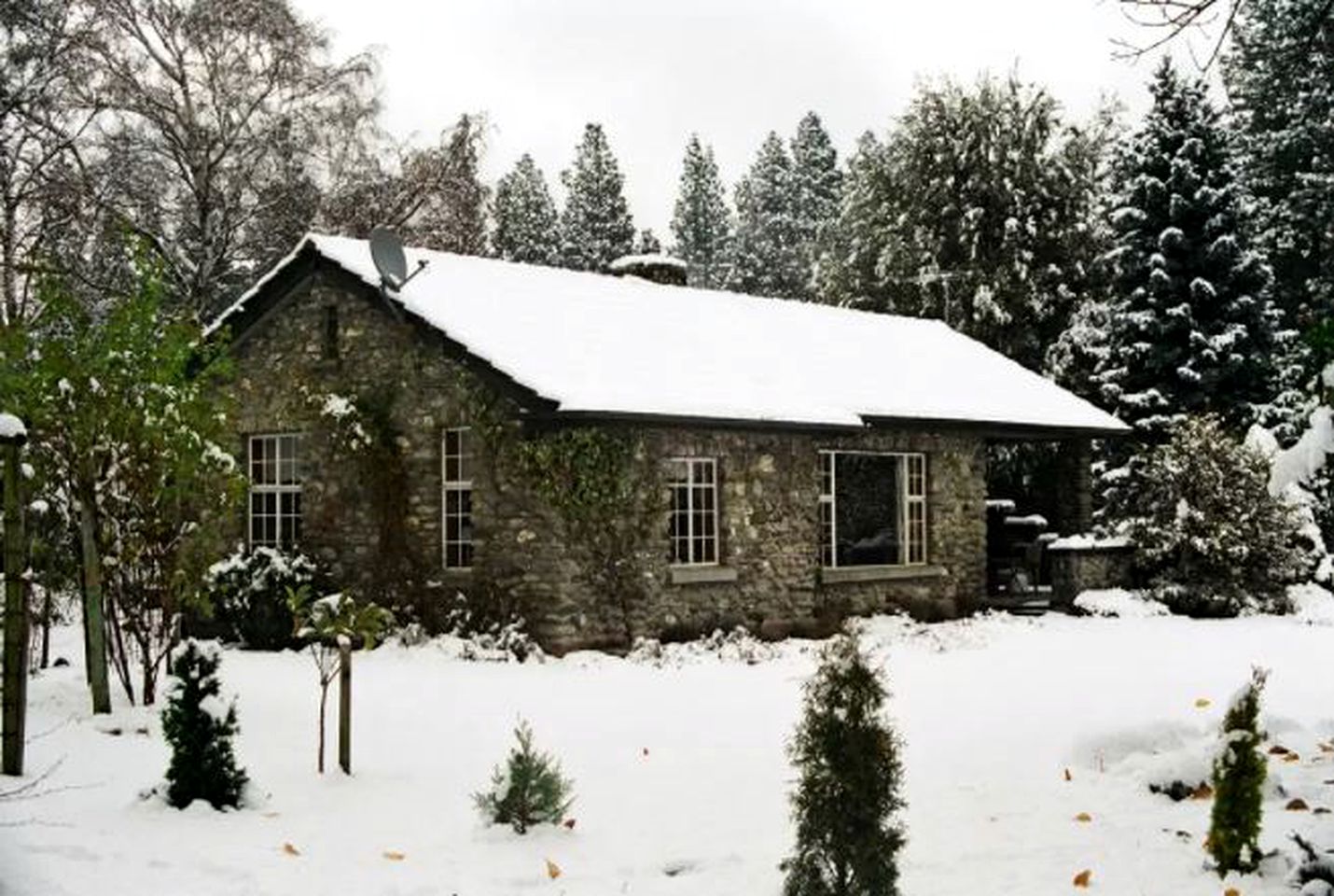 Lovely Cottage Retreat with Fireplaces and Gardens in Wanaka, New Zealand