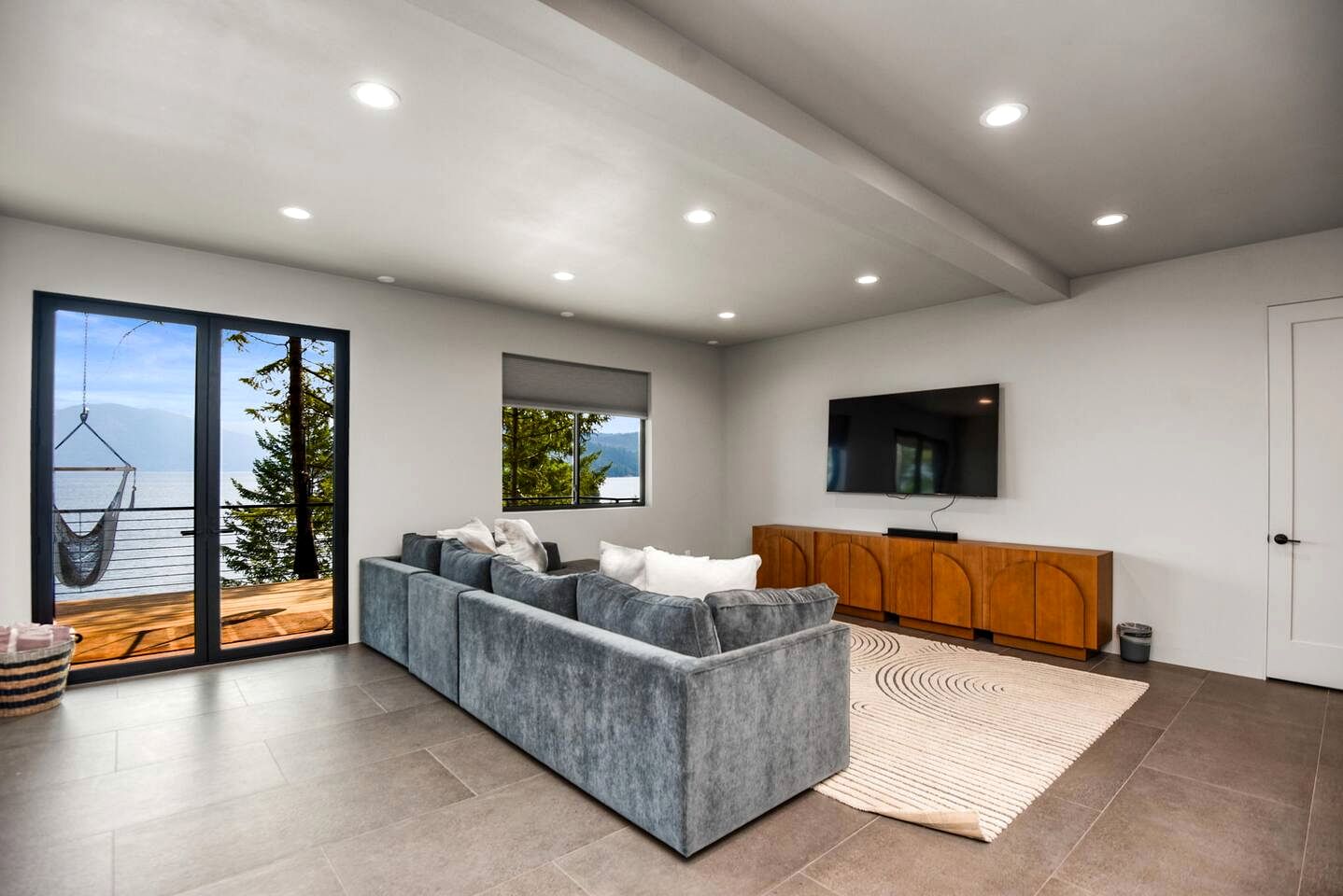 Stunning Designer Rental with Breathtaking Views for a Memorable Escape in Nature by Lake Pend Orielle in Idaho